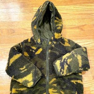 Bundle | 2 pieces - 1) Camo fleece size 4T 2) Puffy Vest size 4T